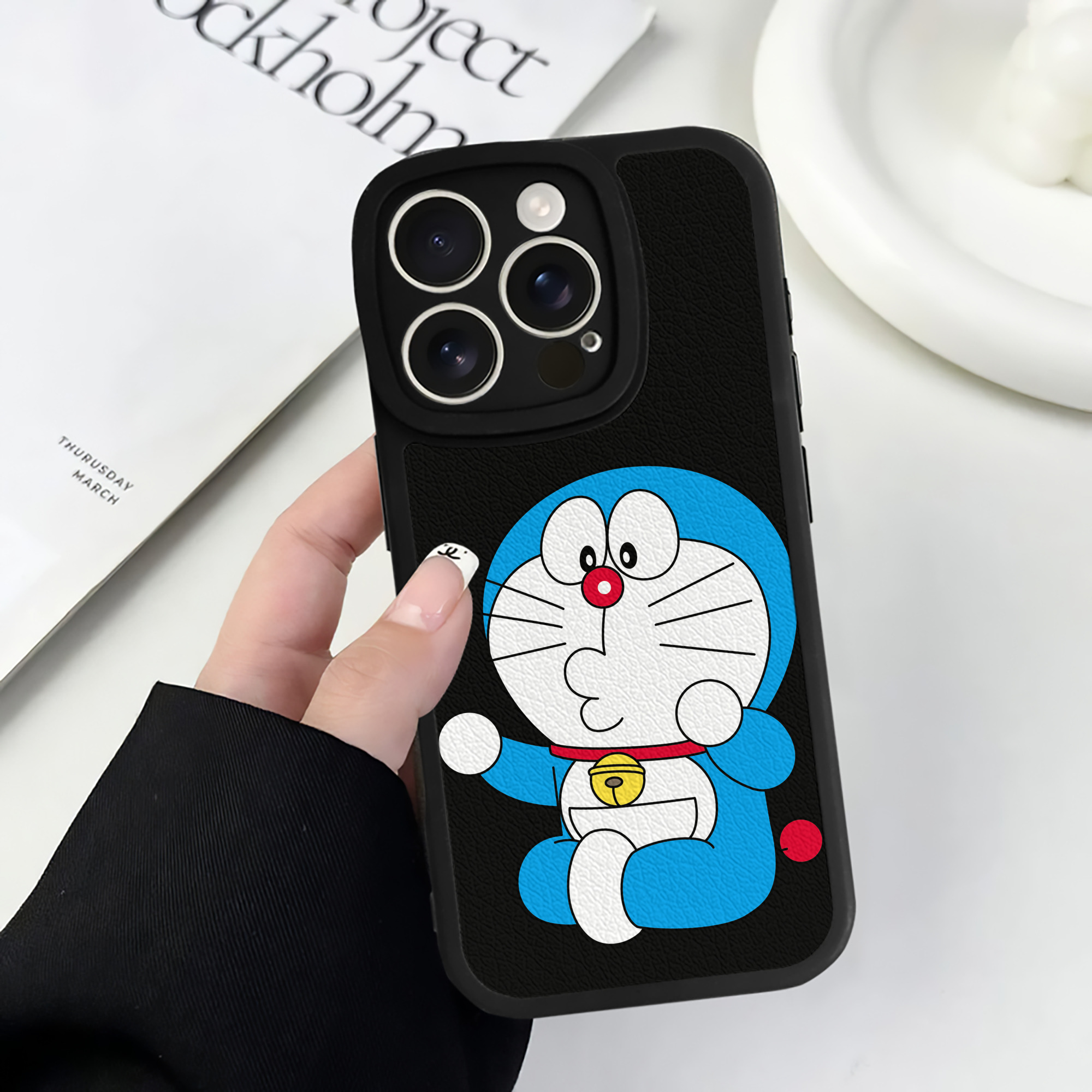 （画像用） ドラえもん Doraemon 【iPhone 16シリーズ対応】シリコンスマホケース（レザー調） 材質：シリコン